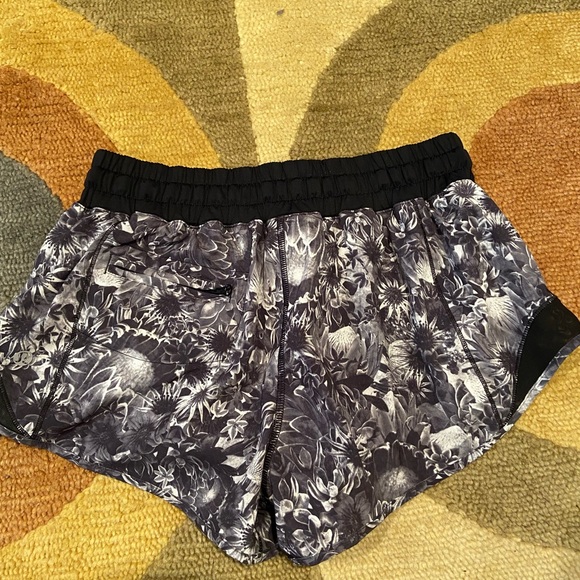 lululemon athletica Pants - Lululemon Hotty Hot Shorts 2.5 Low Rise Flowabunga Black White Floral Size 6